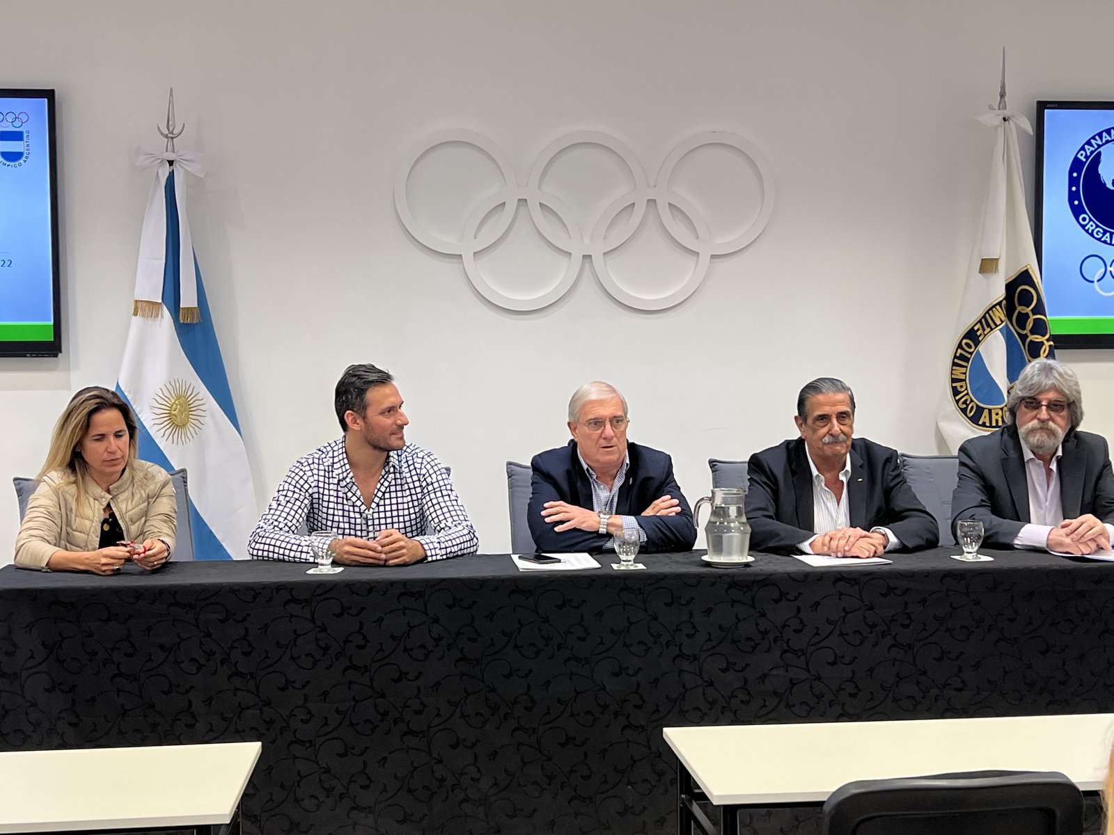 Photo of El COA entregó las becas del programa preparación de atletas 2022 de Panam Sports