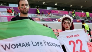 Photo of Qatar 2022: Una mujer fue retirada del partido entre Irán – Gales por llevar una remera con el nombre de Mahsa Amini